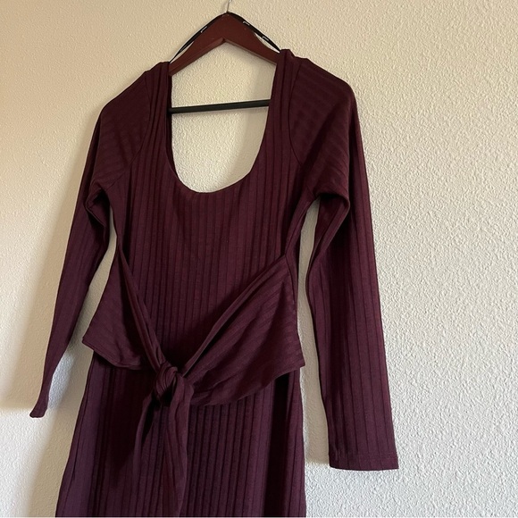 NWT MINKPINK Nora Ribbed Waist Tie Maroon Side Slit Midi Dress Size Medium - Picture 2 of 11